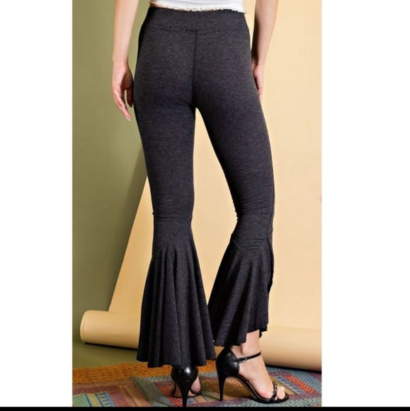 EASEL FEELING SWELL RUFFLE BOTTOM PANTS in Charcoal - Picture 3 of 5